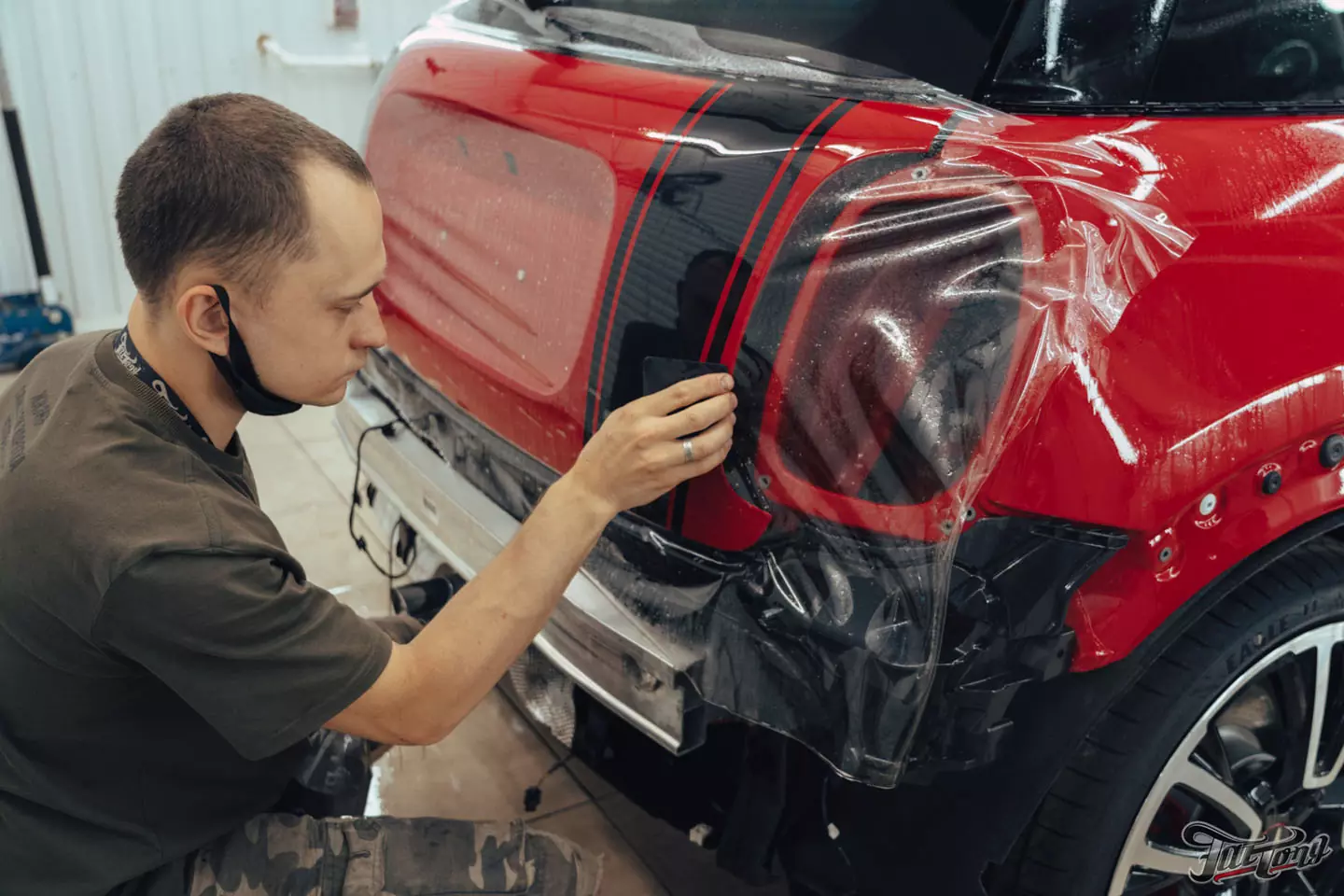 Оклейка Mini John Cooper Works глянцевым полиуретаном, наклейки на кузов, комплексная шумоизоляция, установка новых дисков, керамика дисков и суппортов